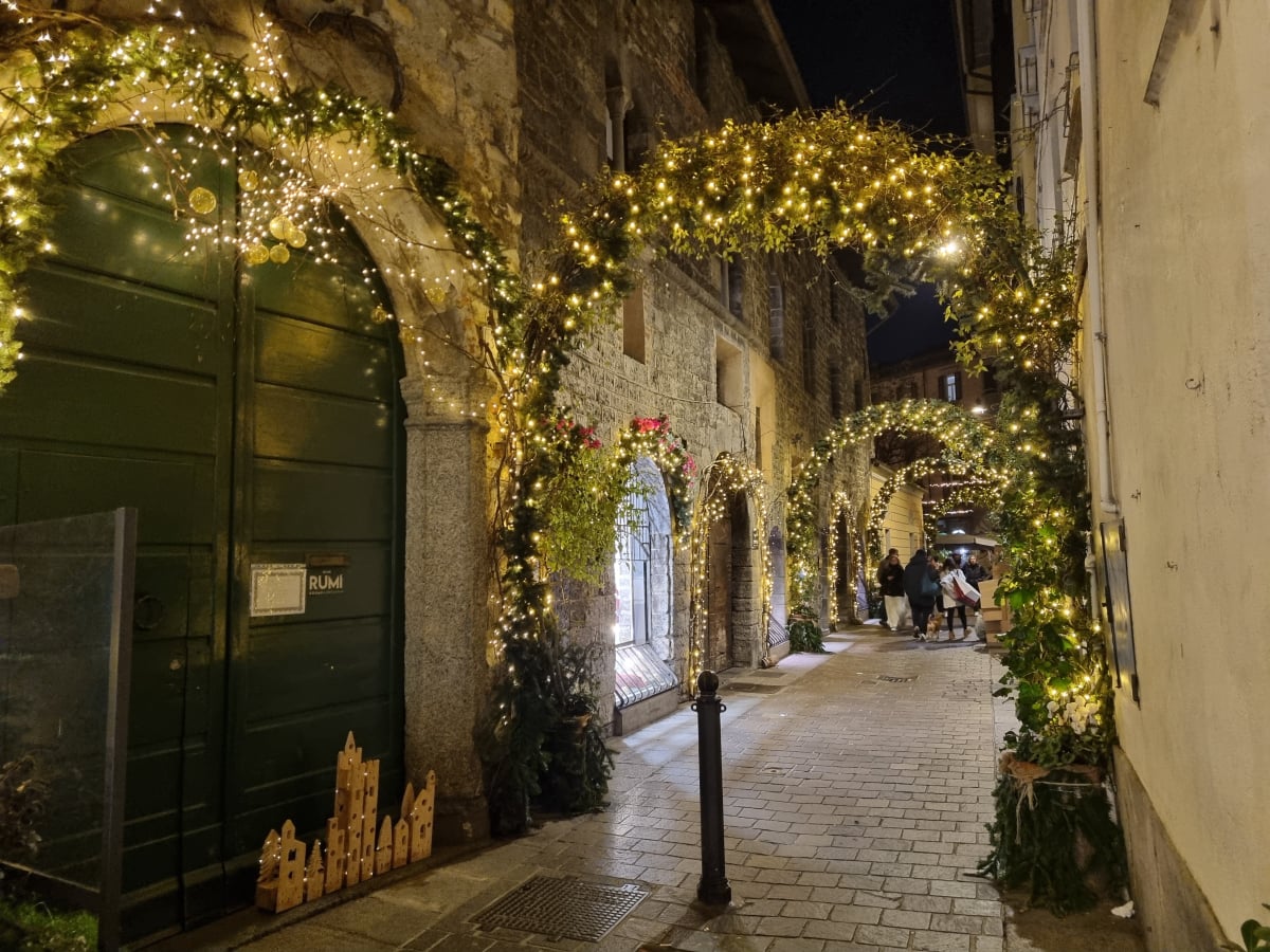 decorazioni natalizie piazza Volta Como