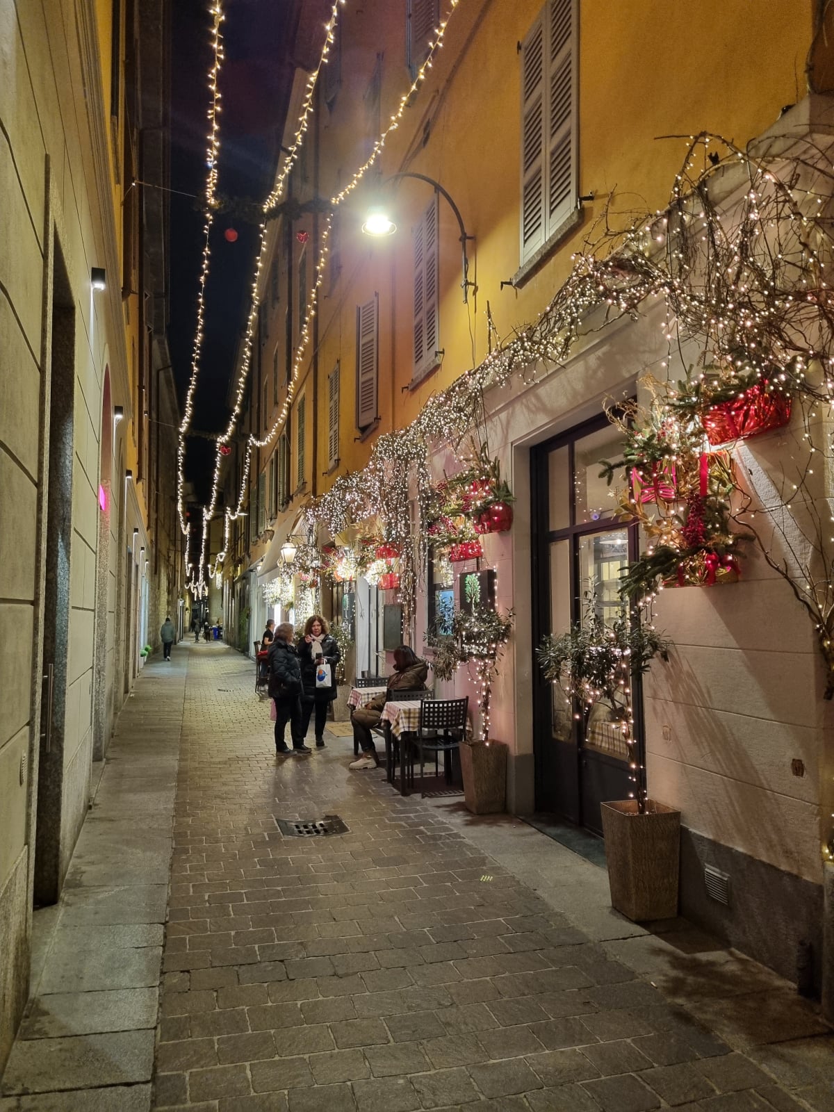 Historic center of Como with illuminated streets and Christmas decorations.