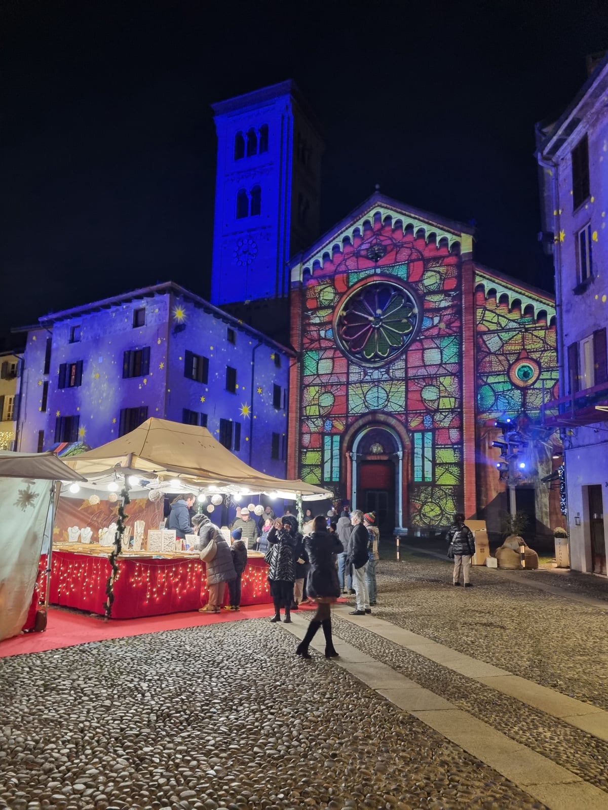 Atmosfera natalizia in Piazza San Fedele durante la Città dei Balocchi, Como