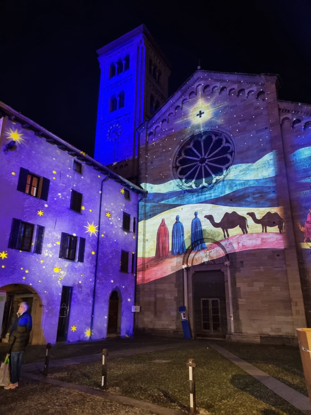 Atmosfera natalizia in Piazza San Fedele durante la Città dei Balocchi, Como