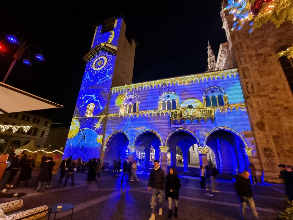 Proiezioni luminose sul Broletto di Como durante la Città dei Balocchi, evento natalizio iconico