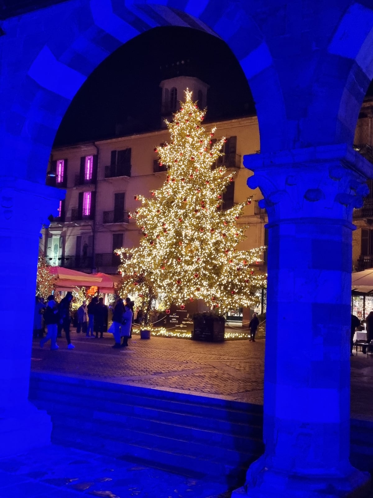 Christmas tree illuminated in Piazza Duomo, Como, during the festive season.r