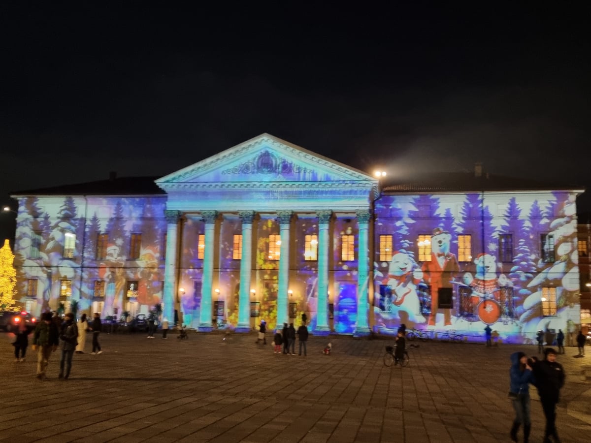 Teatro Sociale di Como illuminato con decorazioni natalizie durante la Città dei Balocchi