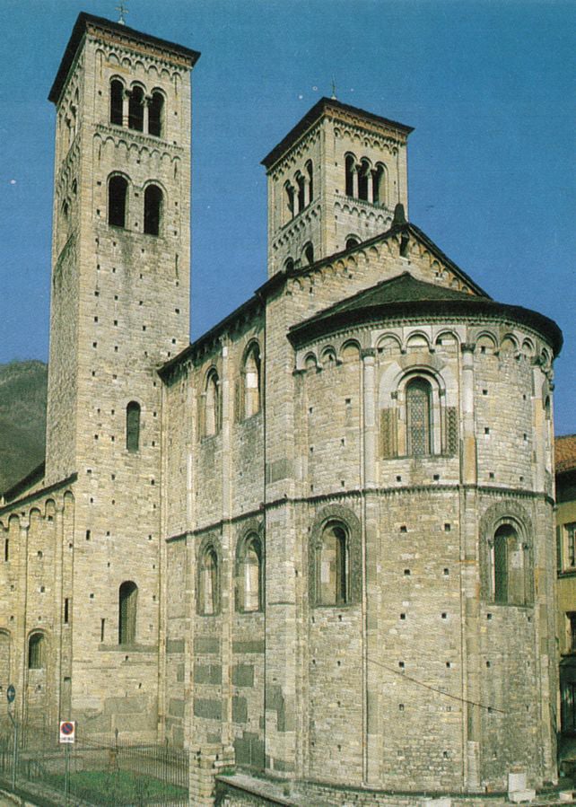 Basilica di Sant'Abbondio a Como, dedicata al patrono della città, esempio di architettura romanica lombarda del XI secolo. Celebre per le sue torri gemelle, fu costruita dai monaci benedettini e conserva affreschi medievali di grande valore storico e artistico