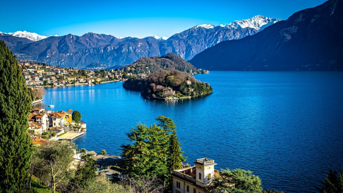 Vista panoramica dell'Isola Comacina e delle montagne del Lago di Como