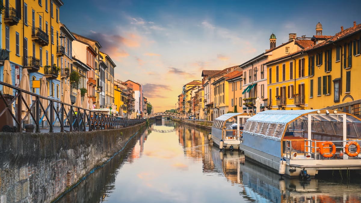 Navigli di Milano, luogo iconico per aperitivi e ristoranti Passeggiata sui Navigli di Milano, cuore della movida milanese