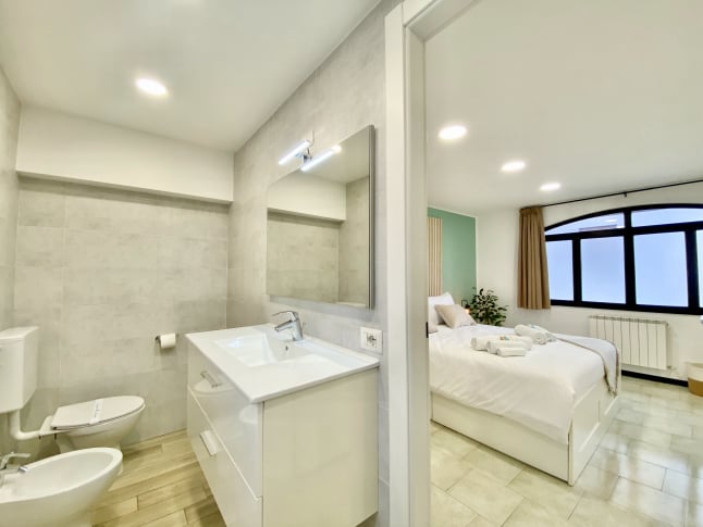 Bagno con sanitari moderni e lavabo bianco, design semplice e funzionale