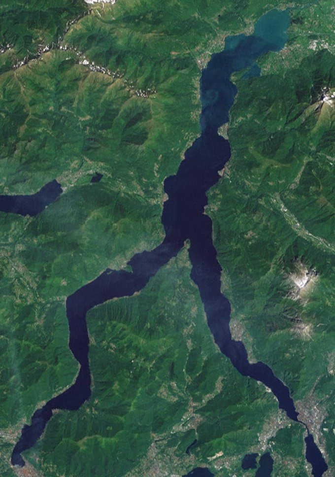 Lago di Como dall'alto, circondato da montagne e borghi pittoreschi