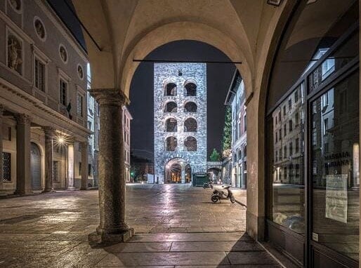 Porta Torre a Como, storica torre medievale simbolo della città, situata vicino al centro storico. Attrazione turistica ideale per gli amanti dell'architettura e della storia del Lago di Como.