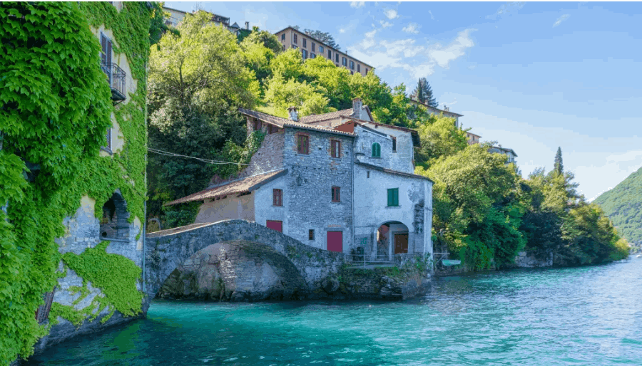 Il ponte della Civera a Nesso, meta turistica per tuffi e paesaggi pittoreschi sul Lago di Como